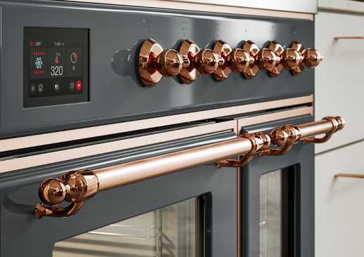 Moderner Backofen mit eleganten Kupferknöpfen, großem Griff und integriertem Touch-Display in einer hochwertigen Küche