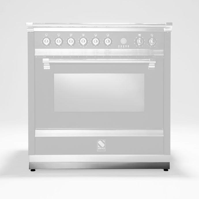Freistehender Edelstahl-Backofen mit großzügigem Garraum und sieben Drehknöpfen für verschiedene Funktionen