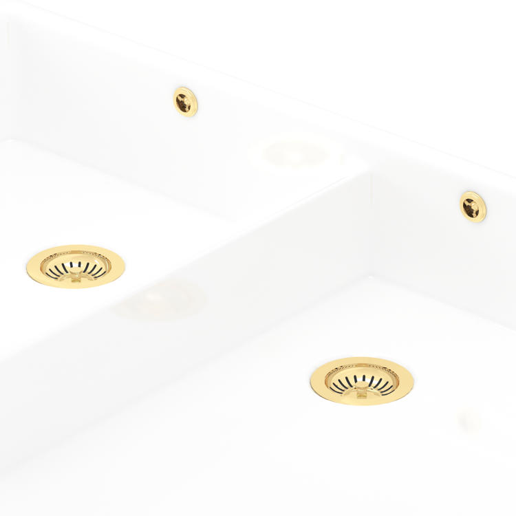 Detailansicht eines weißen Keramik-Doppelspülbeckens mit zwei goldenen Abläufen und goldenen Überlaufblenden – luxuriöses Küchenspülbecken