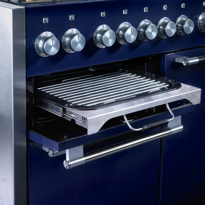 Detailansicht eines modernen Backofens mit herausgezogenem Grillrost und mehreren Drehknöpfen aus Edelstahl