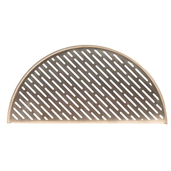 Halbkreisförmiger Edelstahl-Grillrost mit diagonalen Schlitzen, geeignet für Grill oder Ofen
