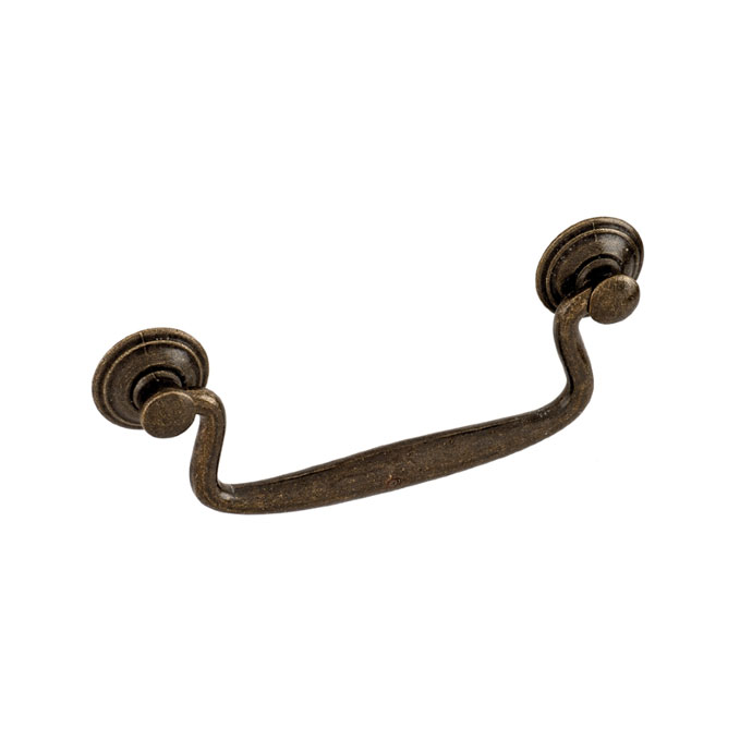 Brauner antiker Metallgriff mit zwei runden Befestigungen, geeignet als Möbelgriff im Vintage-Stil