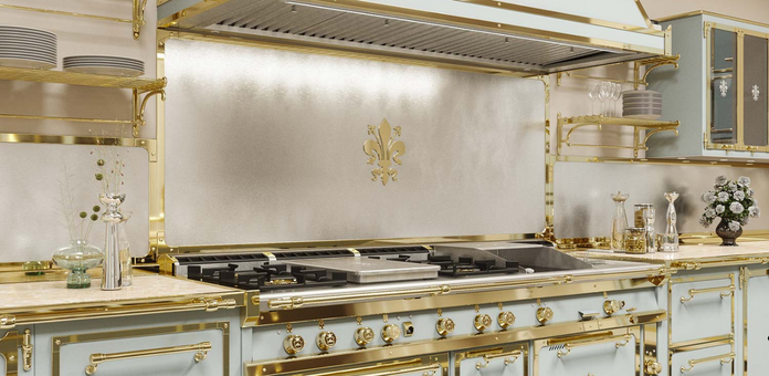 Exklusive Küche mit pastellblauen Schränken, goldenen Verzierungen, großem Gasherd und elegantem Dekor