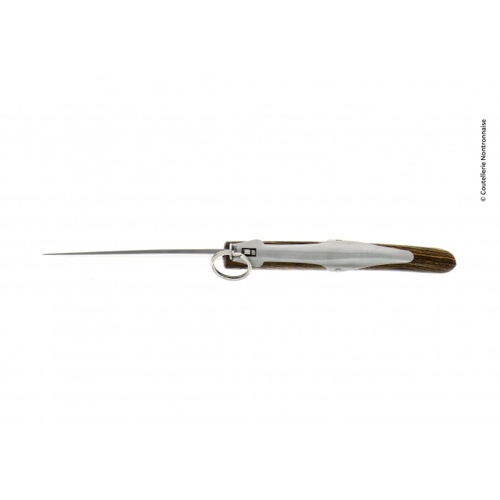 Französisches Klappmesser mit langem, schlanken Holzgriff und Metallring am Griffende, aus der Seitenperspektive fotografiert