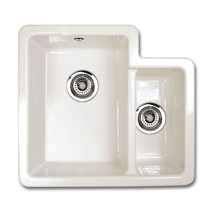 Weiße Eckspüle aus Keramik mit zwei Becken und Abflüssen, geeignet für moderne Küchen