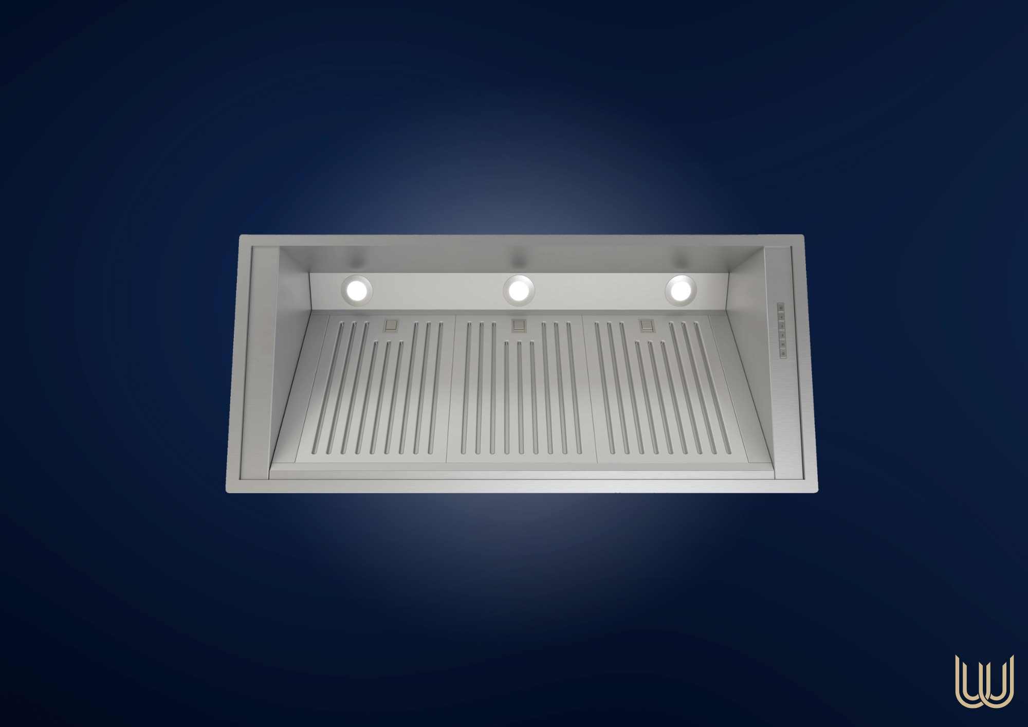 Einbau-Dunstabzugshaube aus Edelstahl mit drei LED-Leuchten, von unten auf dunklem Hintergrund fotografiert