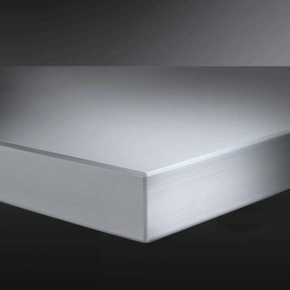 Detailansicht einer Küchenarbeitsplatte aus gebürstetem Edelstahl mit glatten Kanten und moderner Optik