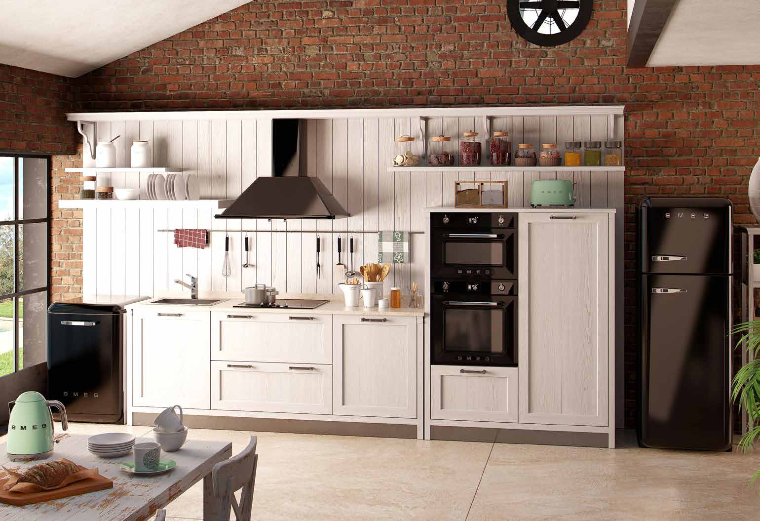 Helle Landhausküche mit weißen Fronten, schwarzen SMEG Elektrogeräten und stilvoller Backsteinwand, dekoriert mit Haushaltsutensilien und offenen Regalen.