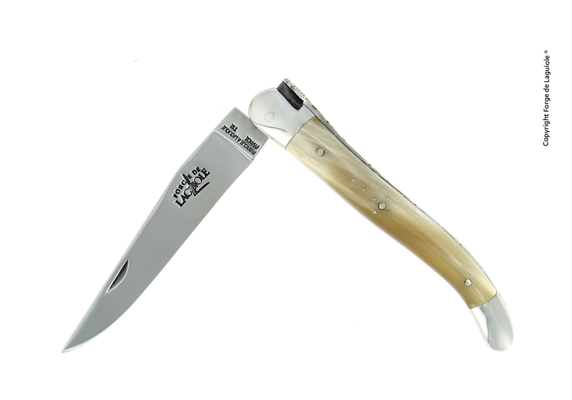 Klassisches Forge de Laguiole Taschenmesser mit poliertem Horngriff und scharfer Edelstahlklinge, geöffnet dargestellt