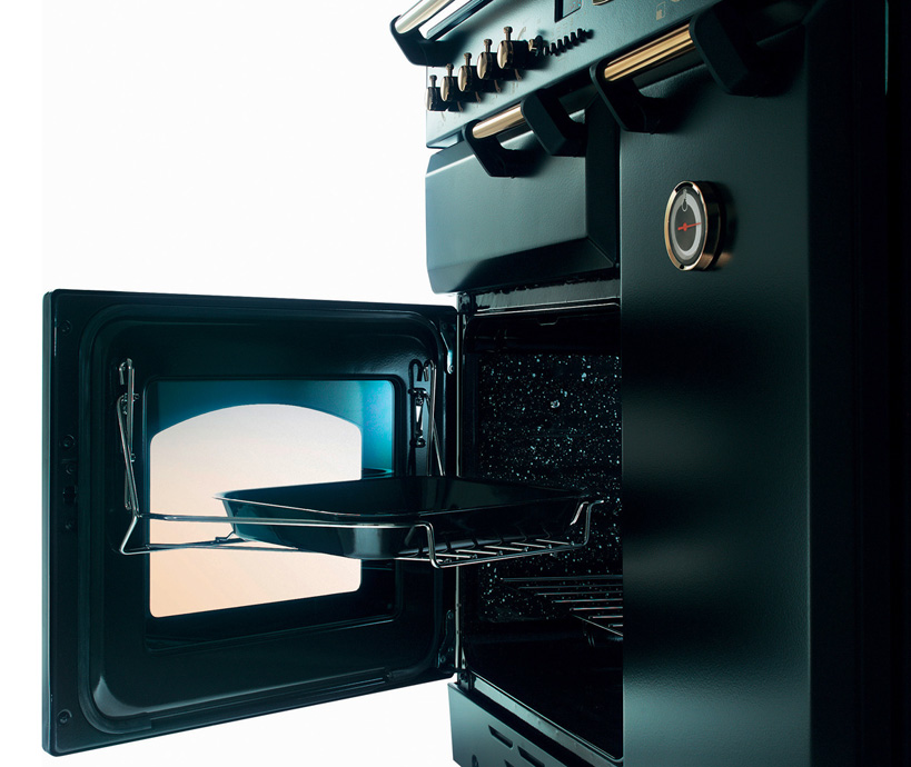 Geöffneter Backofen mit herausgezogenem Backblech, Nahaufnahme eines modernen Küchengeräts