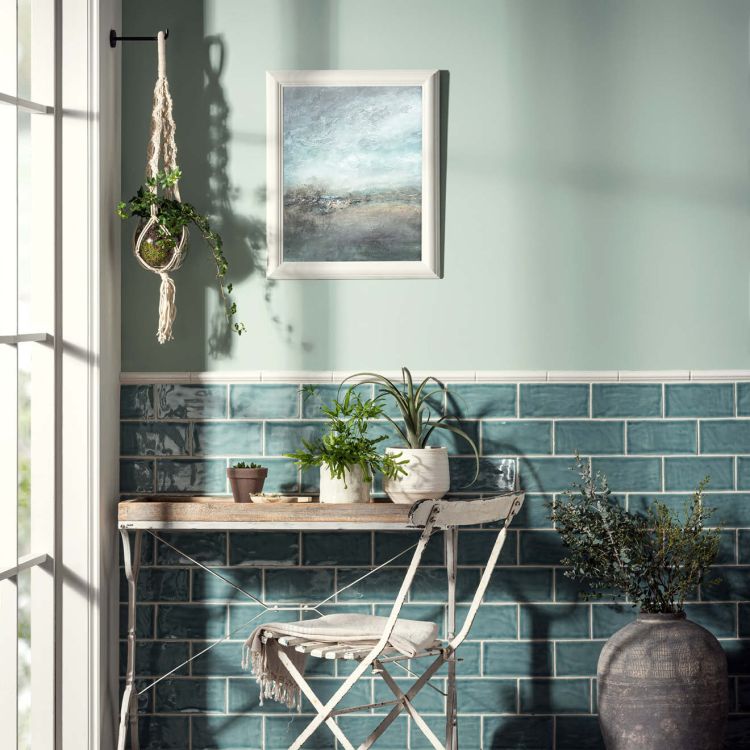 Interieur mit türkis glänzenden Metro-Wandfliesen