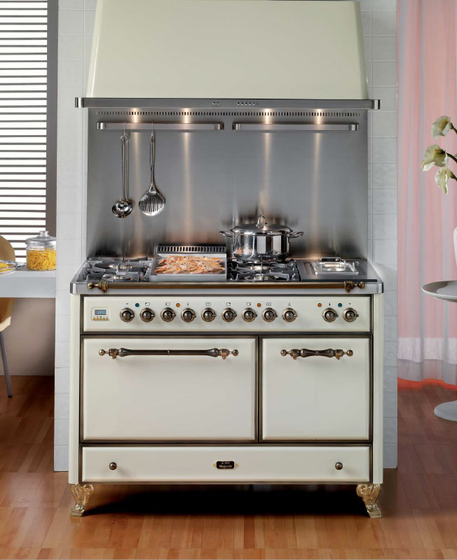 Eleganter cremefarbener Standherd mit mehreren Gas-Kochfeldern, Backofen und Edelstahlblende, perfekt für stilvolle Kochküchen