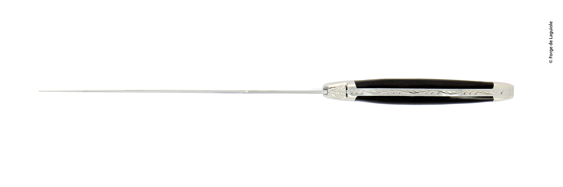Seitenansicht eines eleganten Forge de Laguiole Stechmessers mit graviertem Rücken und dunklem Griff