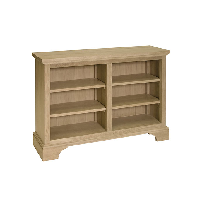 Offenes, niedriges Regal aus hellem Holz mit sechs Ablageflächen, geeignet für Bücher oder Dekorationsgegenstände