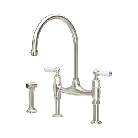 Küchenarmatur als Bridge-Armatur mit hohem Schwanenhals, zwei weißen Hebelgriffen, Oberfläche gebürstetes Nickel, inklusive seitlicher Handbrause – ideal für klassische Küchen und Spülbecken mit 4-Loch-Montage