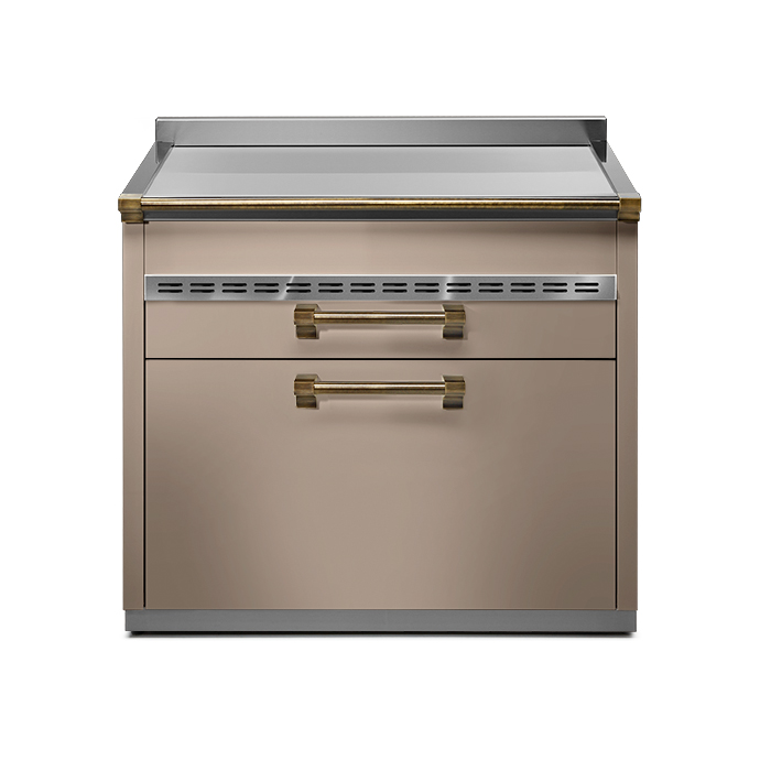 Design-Herd mit Metalloberfläche und goldfarbenen Griffen, ideal für stilvolle Kücheneinrichtung